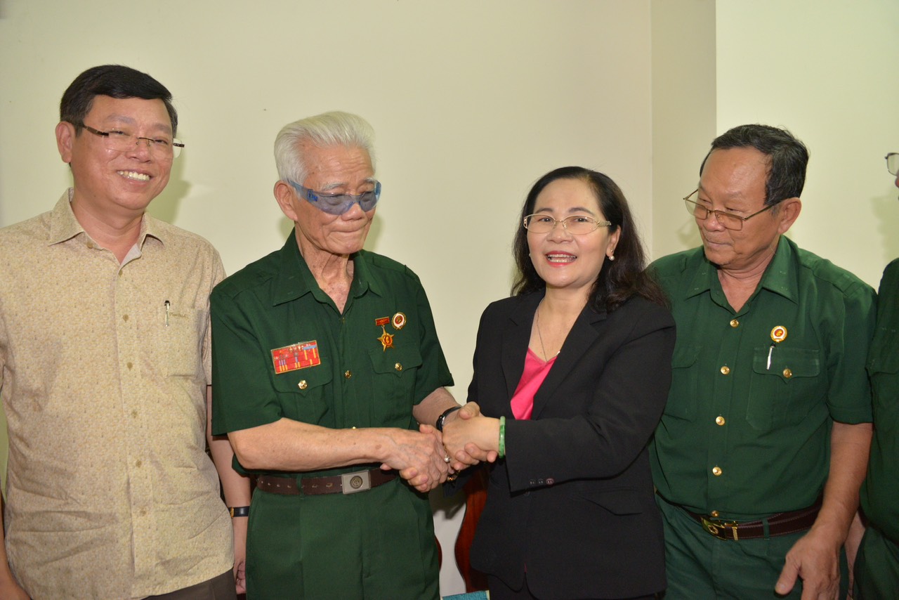 Chủ tịch HĐND Nguyễn Thị Lệ thăm, tặng quà Trung tá Nguyễn Đình Xường (Ảnh: Cao Thăng).